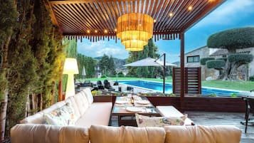 Una piscina al aire libre, sombrillas