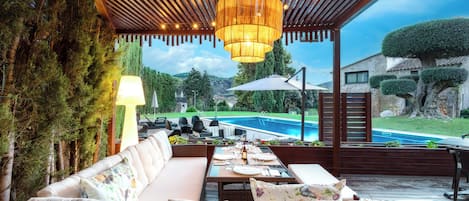 Piscine extérieure, parasols de plage