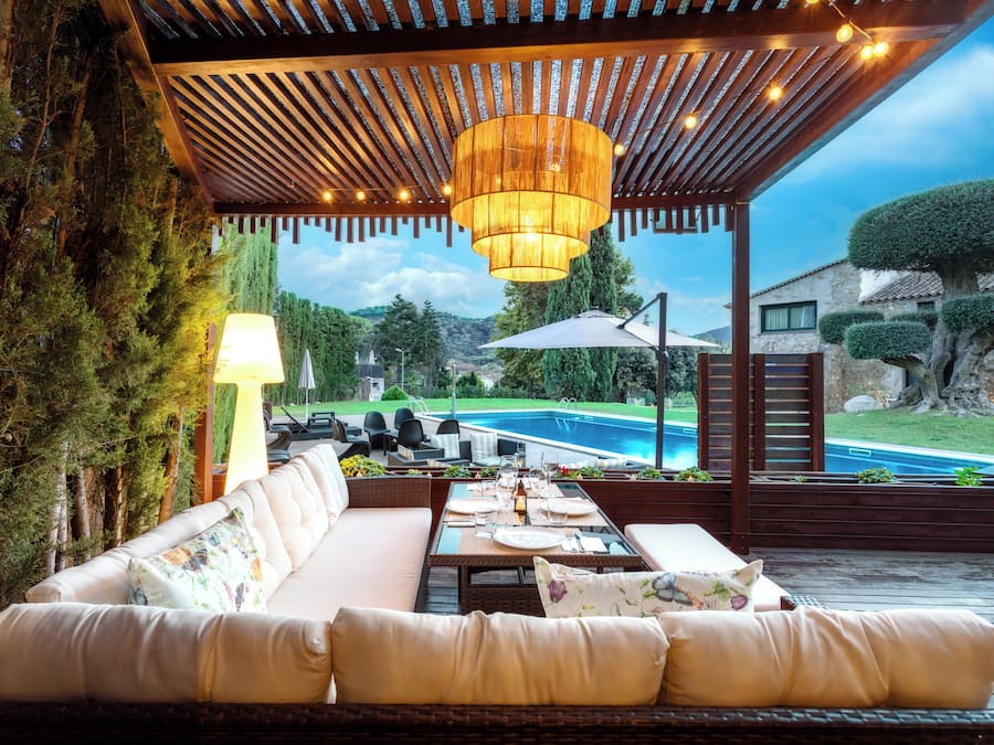 Een buitenzwembad en parasols bij het zwembad