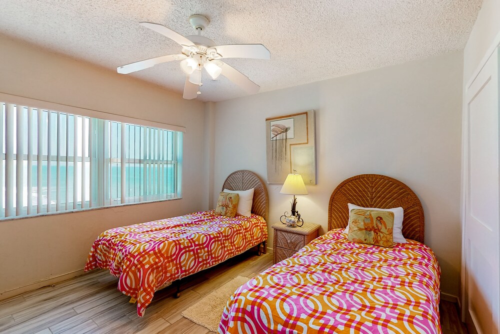 Beachfront 5thfloor condo with ocean views, balcony & AC walk to