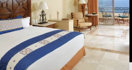 1 Bedroom 1 bath  executive suite July 11-18 1300$