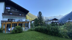 Ein Hotel mit Balkon und überdachter Außenbereich-Sitzgelegenheit.