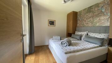 1 Schlafzimmer, Zimmersafe, Schreibtisch, Bügeleisen/Bügelbrett