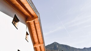 Ein Gebäude mit einer Holzfassade und einem Berg im Hintergrund.