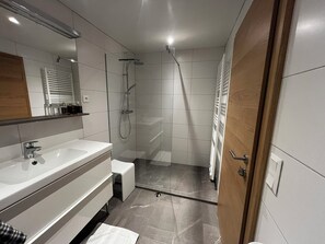 Haartrockner, Handtücher, Seife, Shampoo