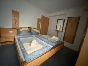 1 slaapkamer, een kluis op de kamer, een bureau