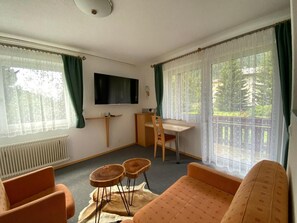 Fernseher, Tischtennisplatte, Bücher, Drucker