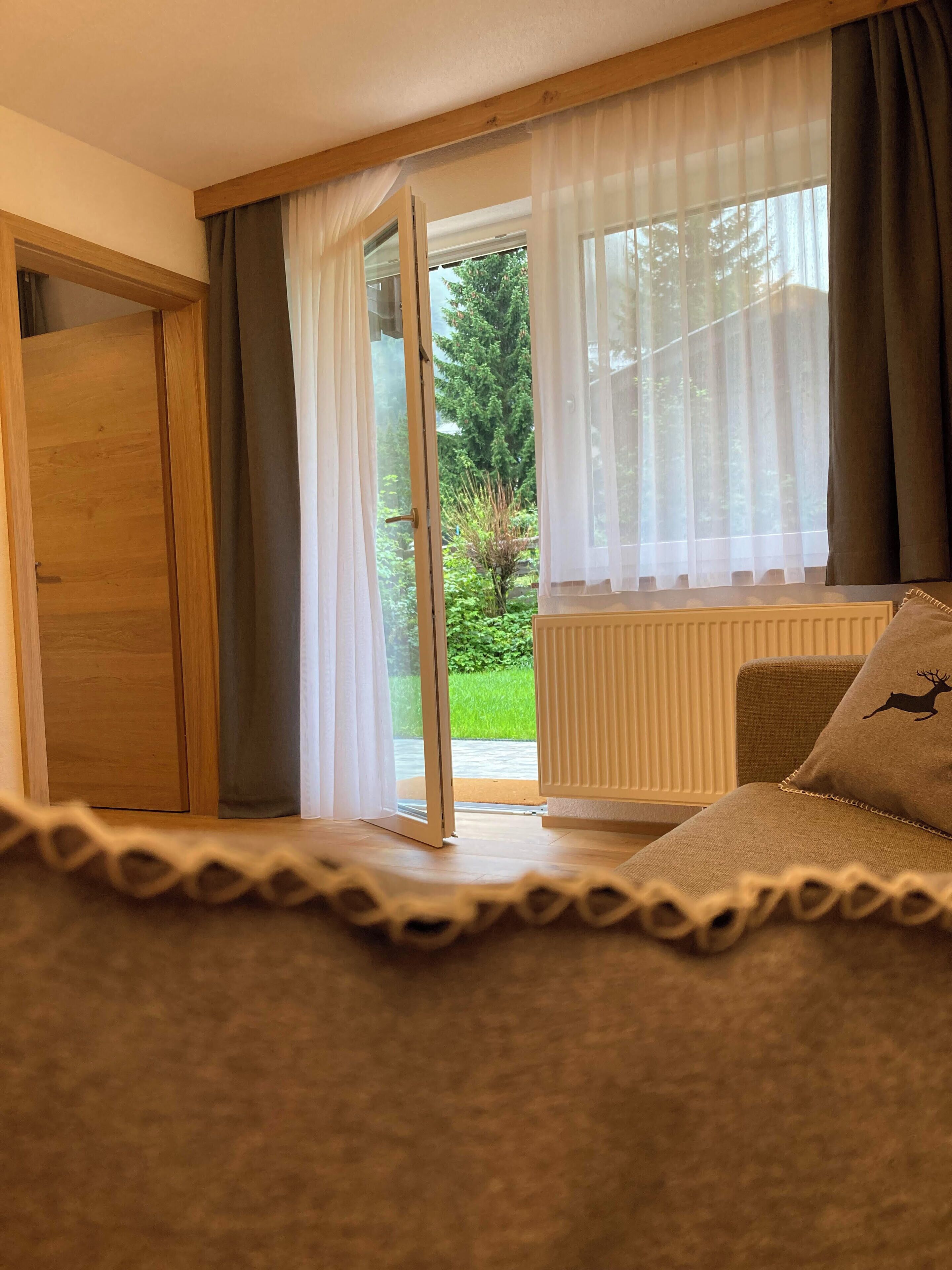 Een televisie, een tafeltennistafel, boeken en een printer