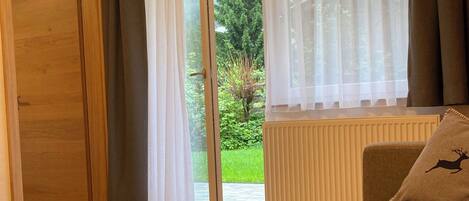 Een televisie, een tafeltennistafel, boeken en een printer