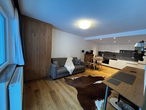 Fernseher, Tischtennisplatte, Bücher, Drucker