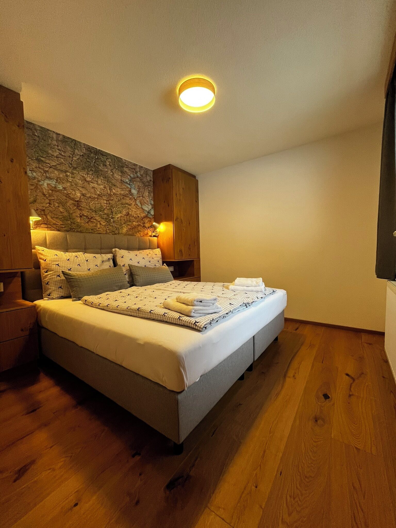 1 slaapkamer, een kluis op de kamer, een bureau