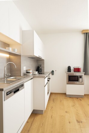 Réfrigérateur, four à micro-ondes, un four, surface de cuisson
