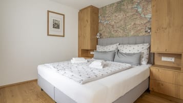 1 Schlafzimmer, Zimmersafe, Schreibtisch, Bügeleisen/Bügelbrett