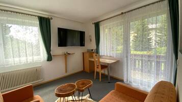 Fernseher, Tischtennisplatte, Bücher, Drucker