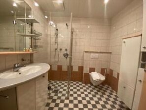 Een haardroger, handdoeken, zeep, shampoo