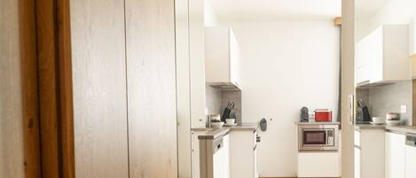 Een koelkast, een magnetron, een oven, een kookplaat