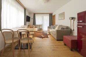 Télévision, table de tennis de table, livres, imprimantes