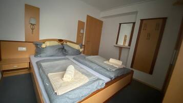 1 Schlafzimmer, Zimmersafe, Schreibtisch, Bügeleisen/Bügelbrett