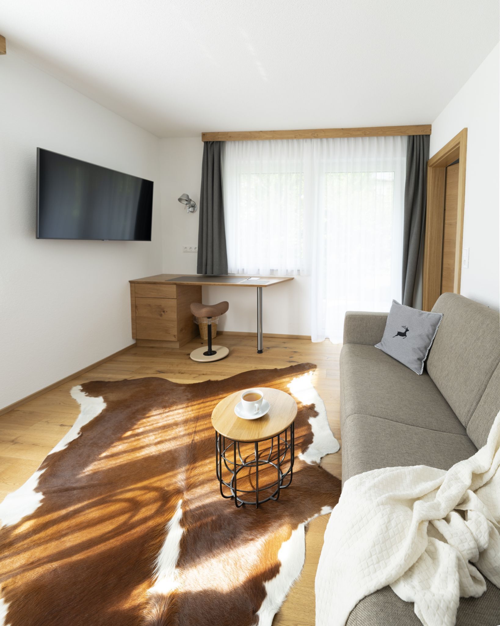 Fernseher, Tischtennisplatte, Bücher, Drucker