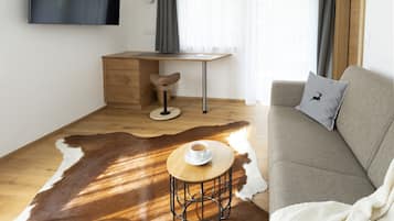 Fernseher, Tischtennisplatte, Bücher, Drucker