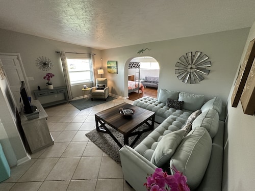 Serene Mid-Century 3/2 w/Bonus Room and Huge Shaded Yard w/Fence