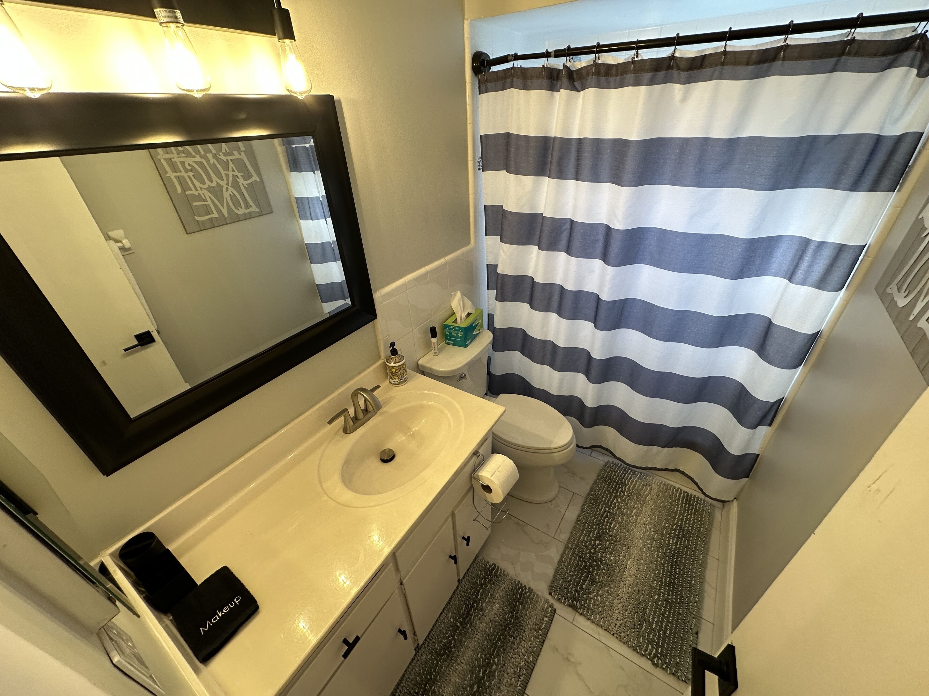 Chuveiro, secador de cabelo, toalhas de banho, sabonete