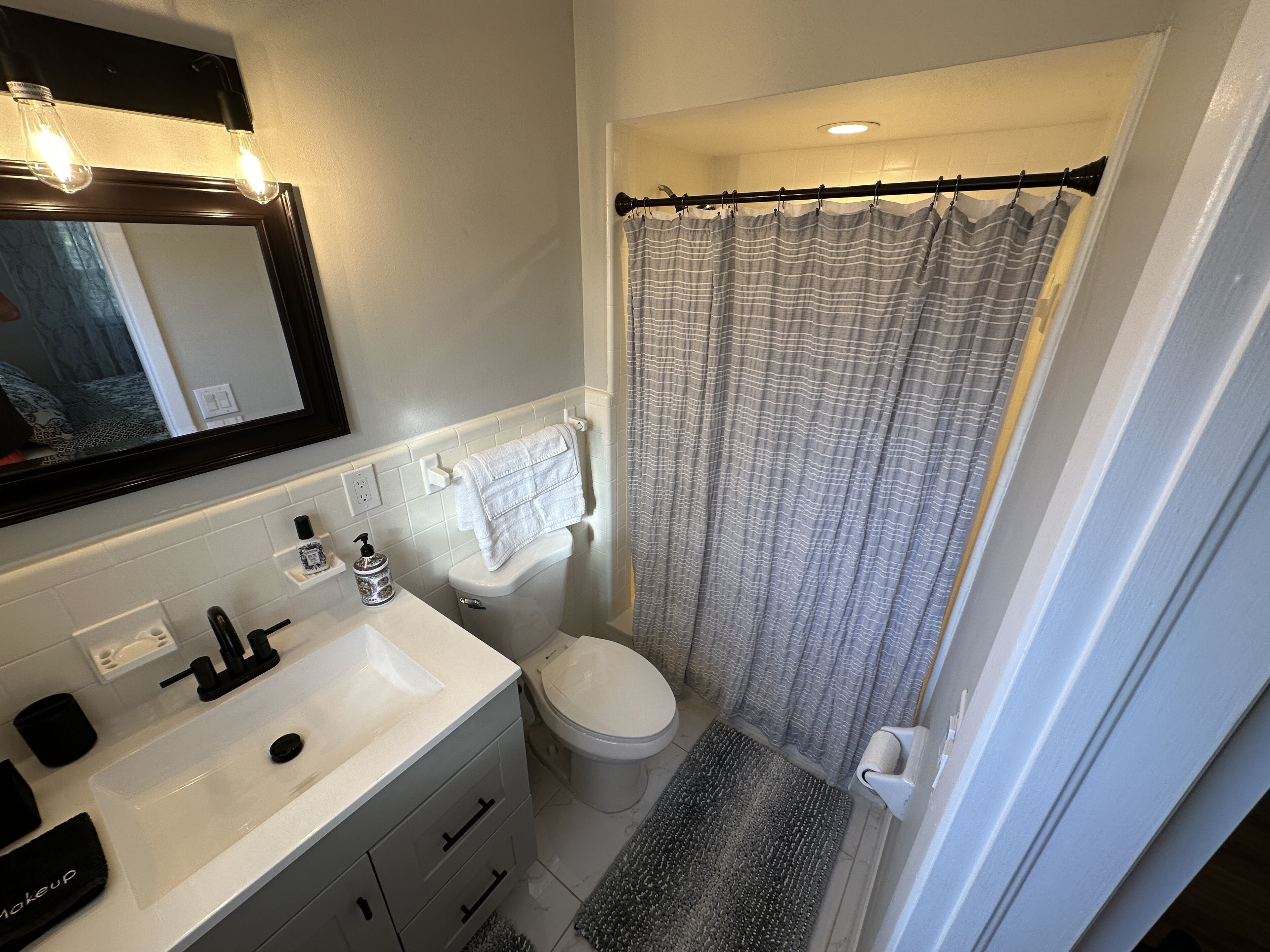 Chuveiro, secador de cabelo, toalhas de banho, sabonete