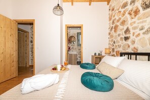 2 chambres, coffres-forts dans les chambres, fer et planche à repasser
