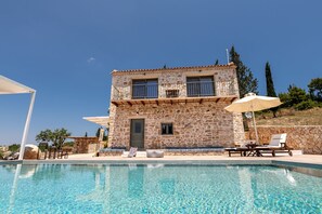 Seasonal outdoor pool, pool umbrellas, sun loungers - Misovounous Villa (Zakynthos)
