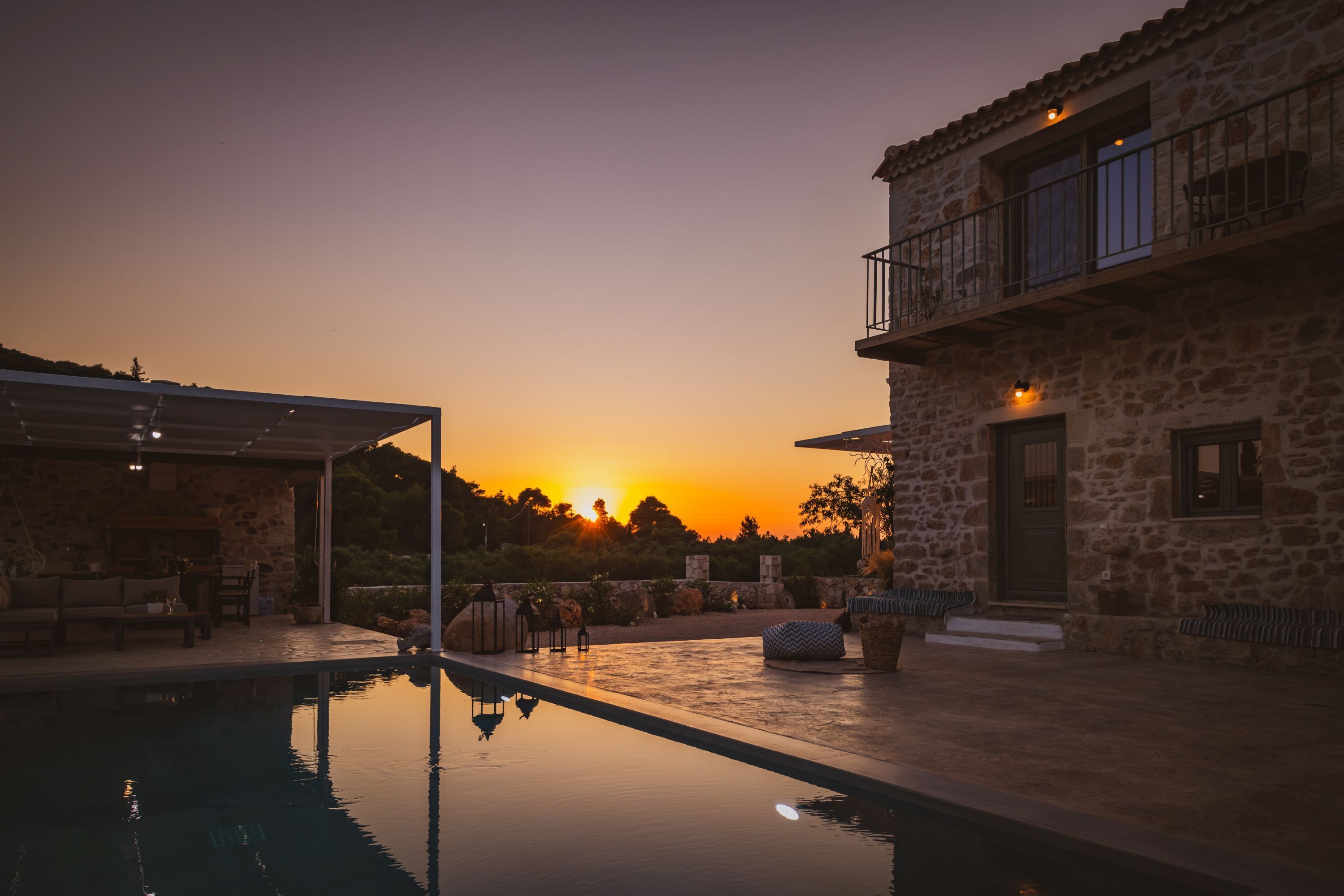 Una piscina al aire libre de temporada, sombrillas