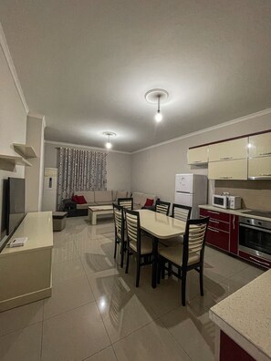 Apartamento conforto, 3 quartos | 3 quartos, escrivaninha, ferros/tábuas de passar roupa