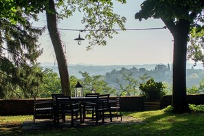 Outdoor dining - Guest House in Monferrato with Castle Views (Tagliolo Monferrato)
