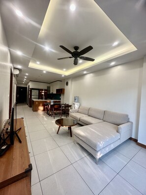 Economy-Apartment | Wohnbereich | 43-Zoll-LCD-Fernseher mit Kabelempfang, Fernseher