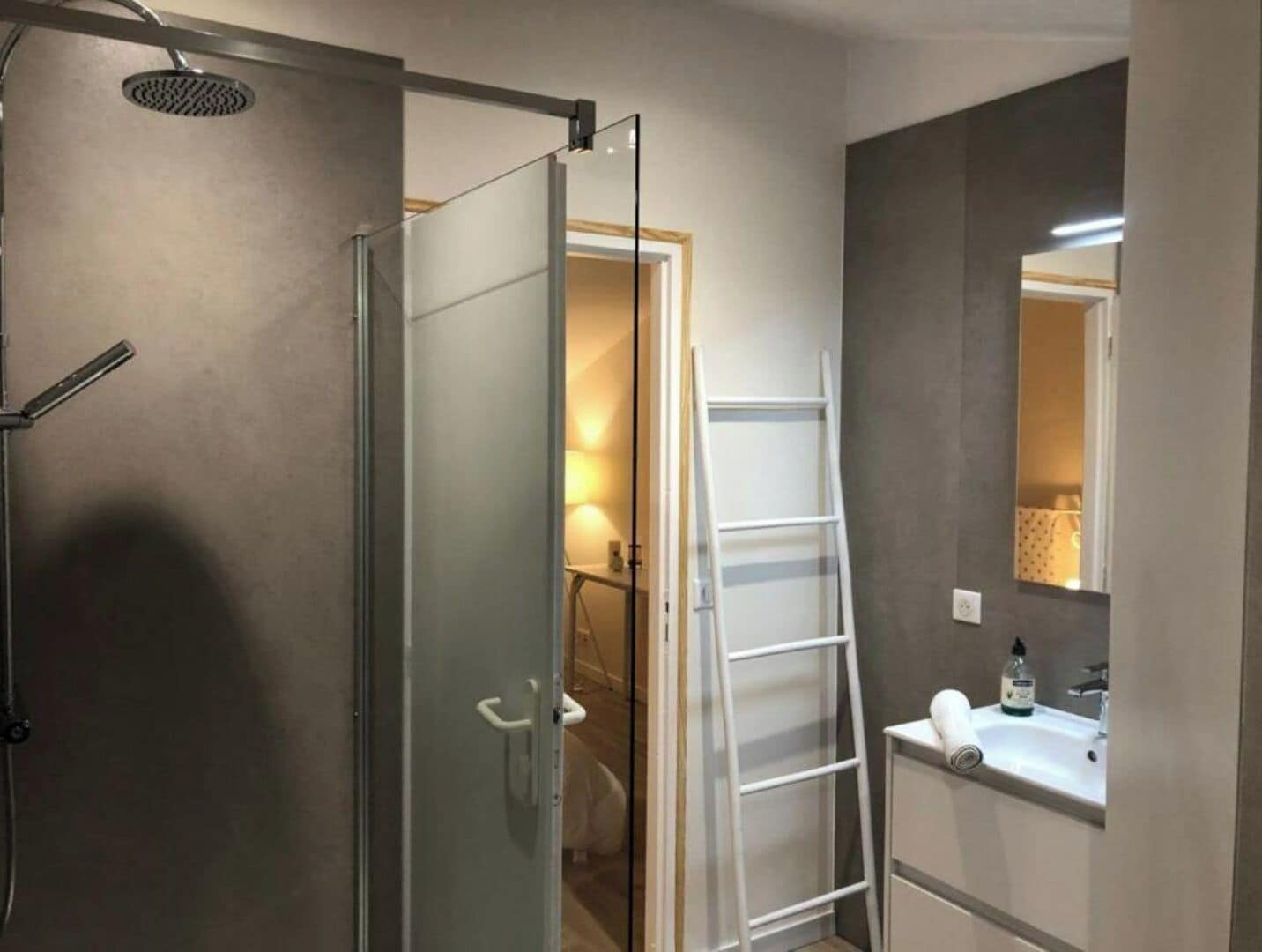 Douche, sèche-cheveux