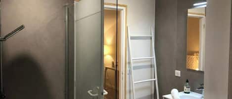Een douche, een haardroger