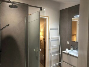 Suihku, hiustenkuivaaja