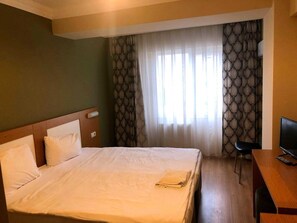 Eenvoudige tweepersoonskamer | Een bureau, gratis wifi