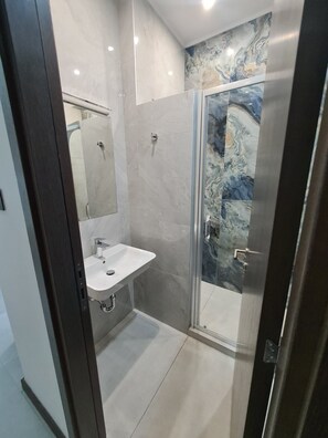 Shower, hair dryer, towels, soap - ForS Superior King Room (Београд)
