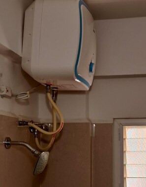 Shower, rainfall showerhead, free toiletries, towels - Hotel Essence (Vellore)