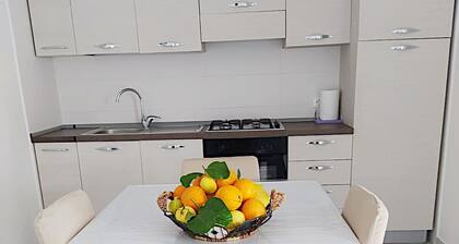 Günstig, neue Wohnung in ruhigen Olivenhain. Nur 3 km vom Strand entfernt.