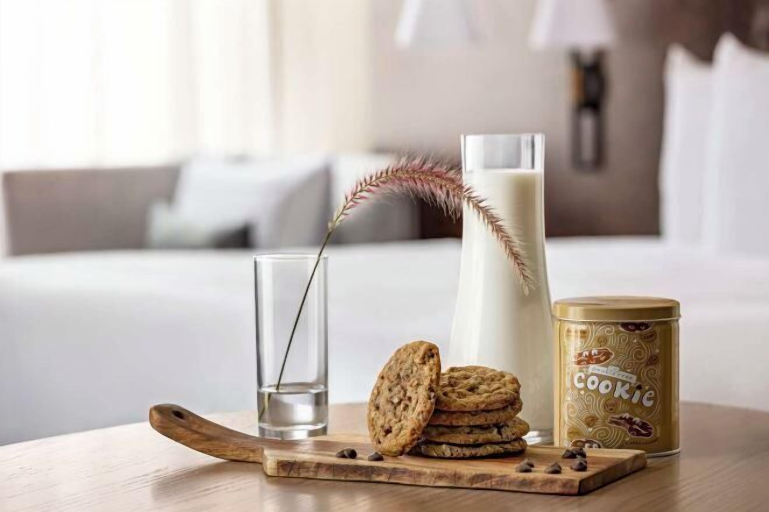 Desk, laptop workspace, free WiFi, bed sheets