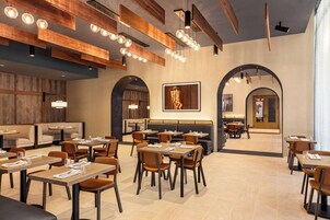 供应早餐、午餐、晚餐和早午餐