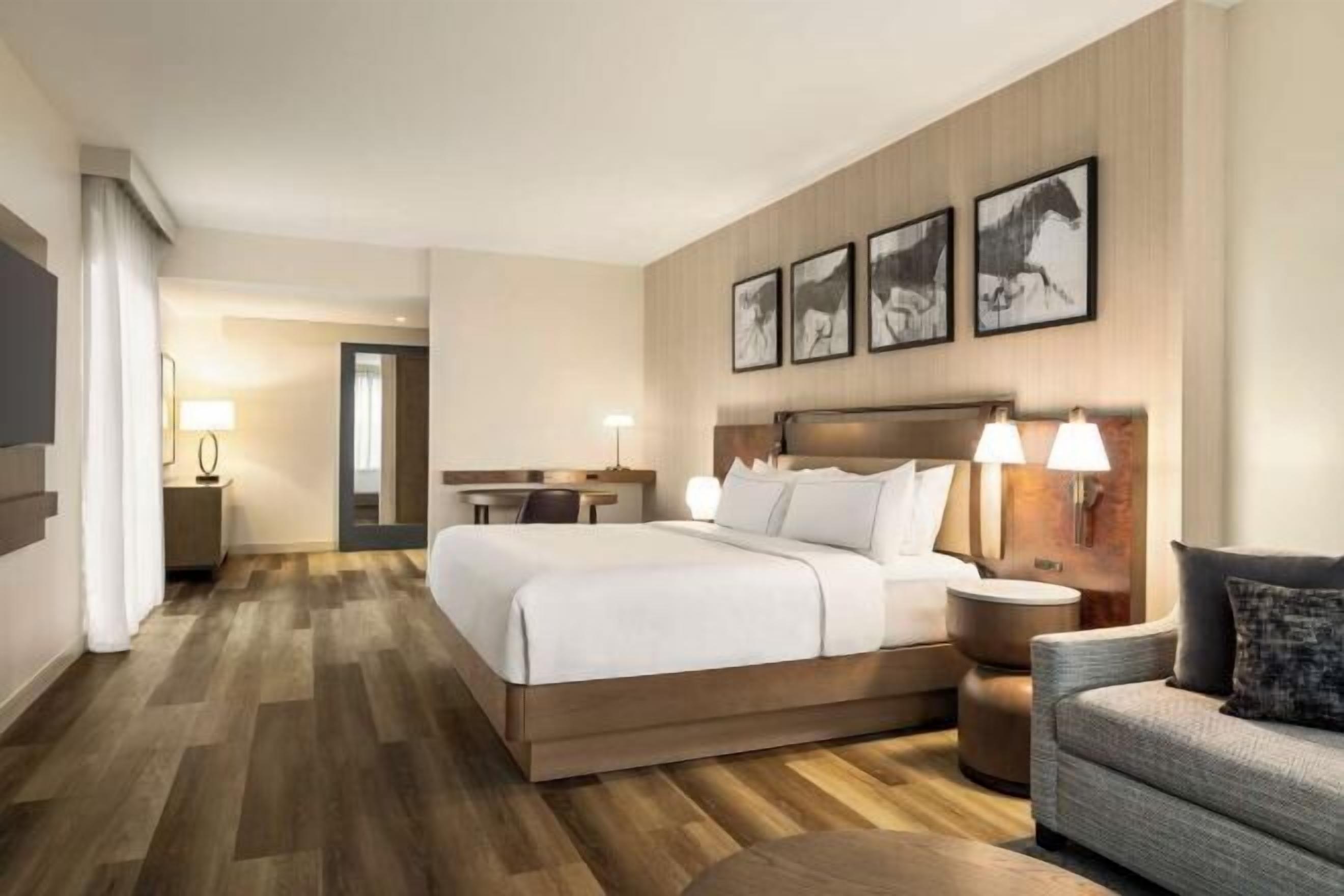 Desk, laptop workspace, free WiFi, bed sheets