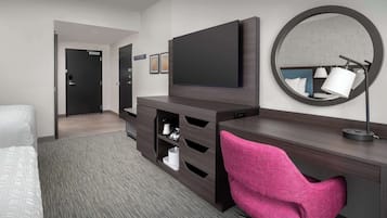 Kamer, 2 queensize bedden, koelkast & magnetron | Een bureau, een laptopwerkplek, verduisterende gordijnen