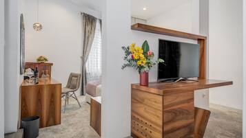 Deluxe Suite with Steam Bath | Egyptian cotton sheets, premium bedding, minibar, in-room safe