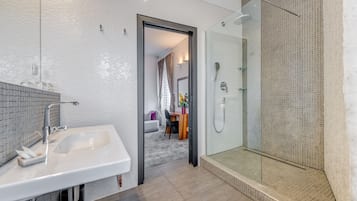 Bañera con ducha, secador de pelo, pantuflas, toallas
