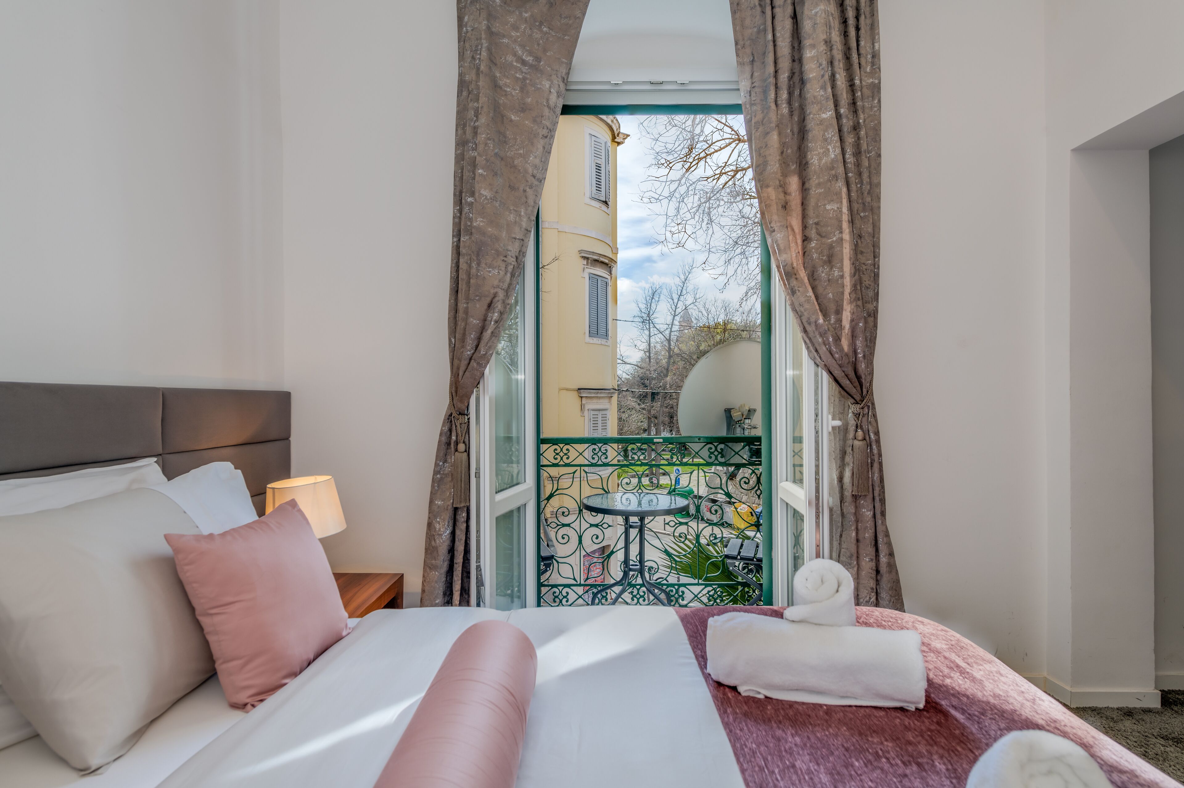 Habitació doble o amb dos llits individuals Deluxe | Llençols de cotó egipci, roba de llit d'alta qualitat i minibar 