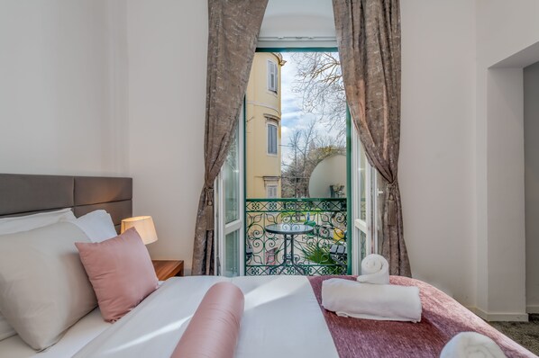 Deluxe Suite with Balcony | Egyptian cotton sheets, premium bedding, minibar, in-room safe - Starlight Luxury Suites (Split)