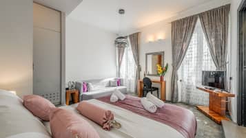 Deluxe Suite with Park View | Sábanas de algodón egipcio, ropa de cama de alta calidad, minibar