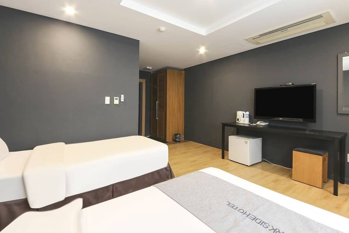 deluxe twin room | premium bedding, down duvets, select comfort beds, desk